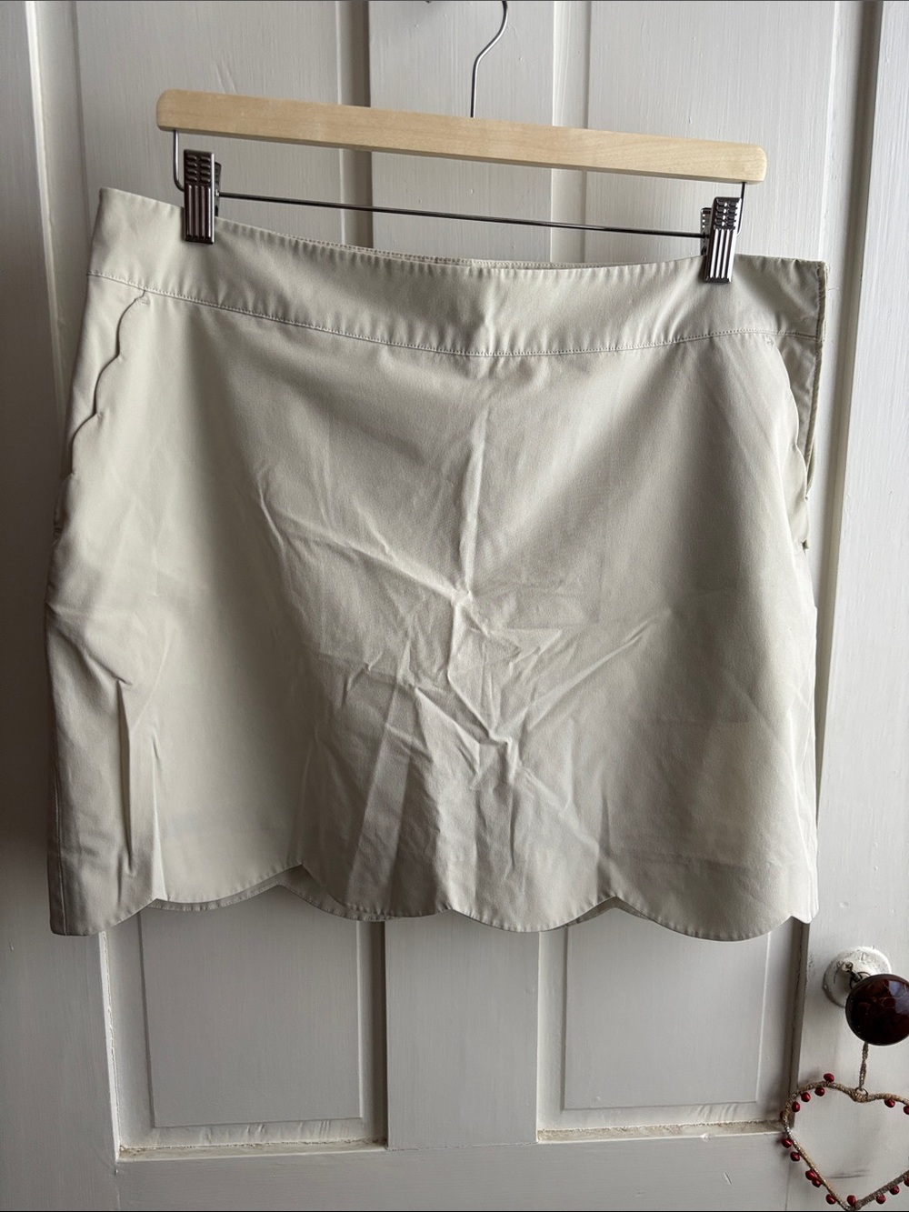 Vineyard Vines Performance Skort in Light Beige Scalloped details